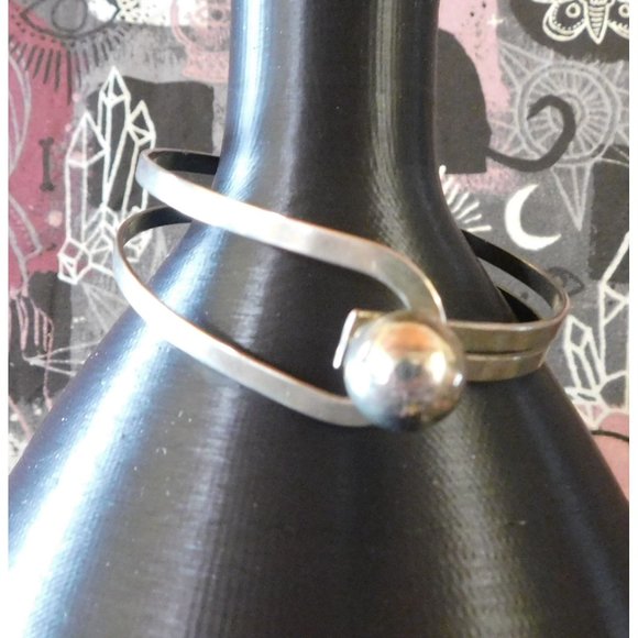 Jewelry - Silver Flexible Ball Clasp Bracelet